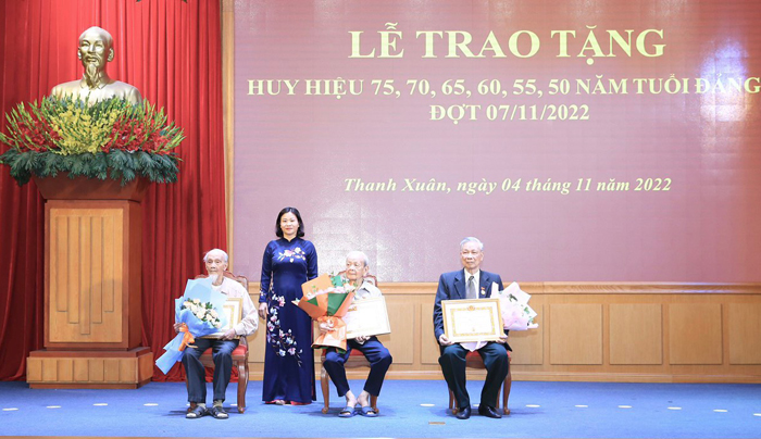 Hà Nội Trao Huy hiệu Đảng cho 5 160 đảng viên dịp 7 10