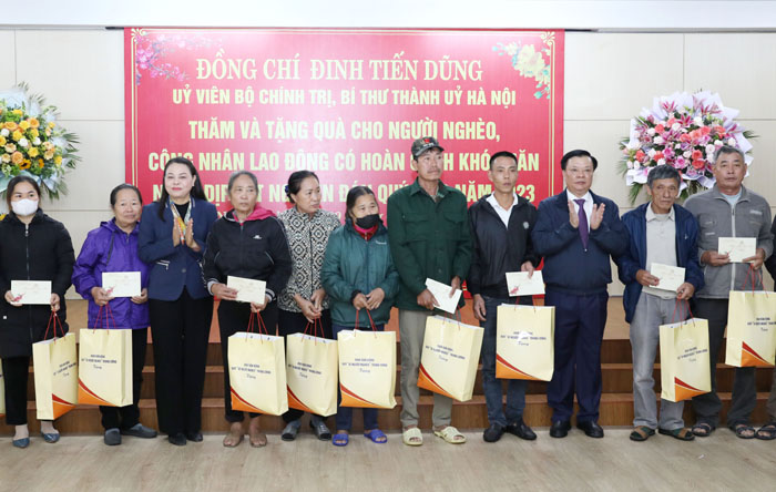 Bí thư Thành ủy Hà Nội Đinh Tiến Dũng tặng quà Tết hộ nghèo và công nhân lao động tại tỉnh Ninh Bình