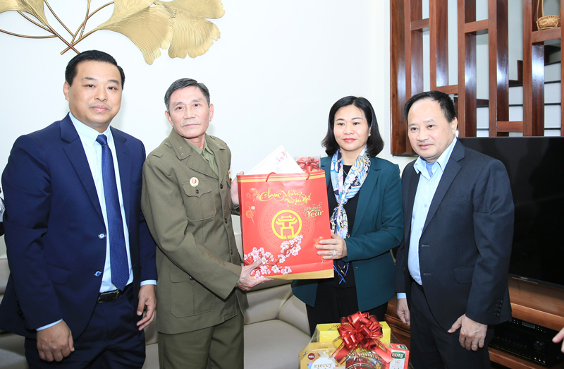 Phó Bí thư Thường trực Thành ủy Nguyễn Thị Tuyến thăm, tặng quà gia đình chính sách quận Hai Bà Trưng
