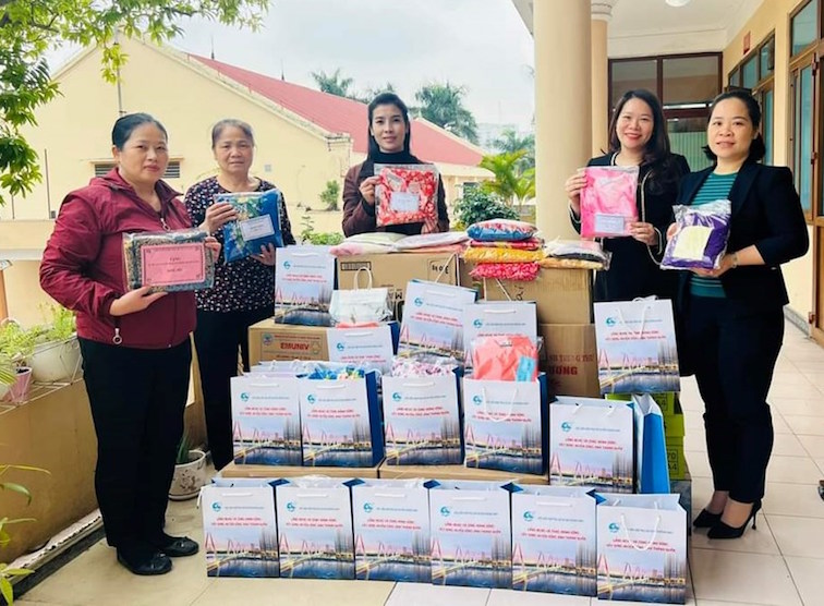 “Áo dài cùng phụ nữ đón tết”