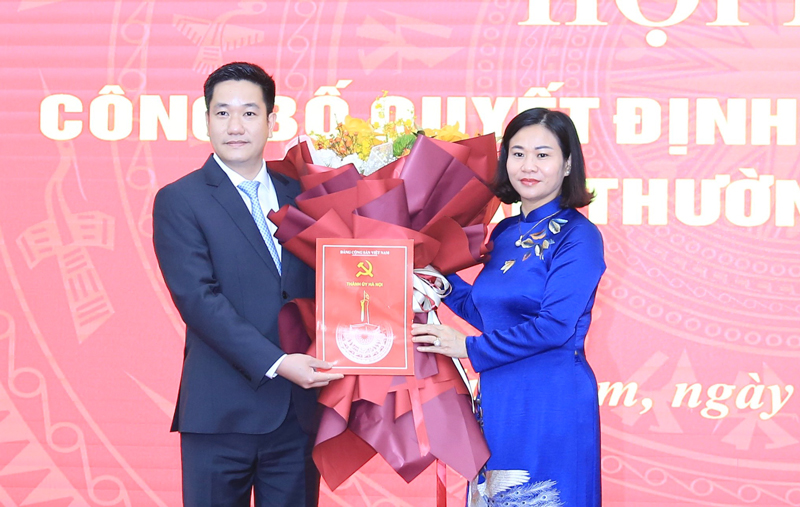 Ban Thường vụ Thành ủy Hà Nội trao quyết định về công tác cán bộ