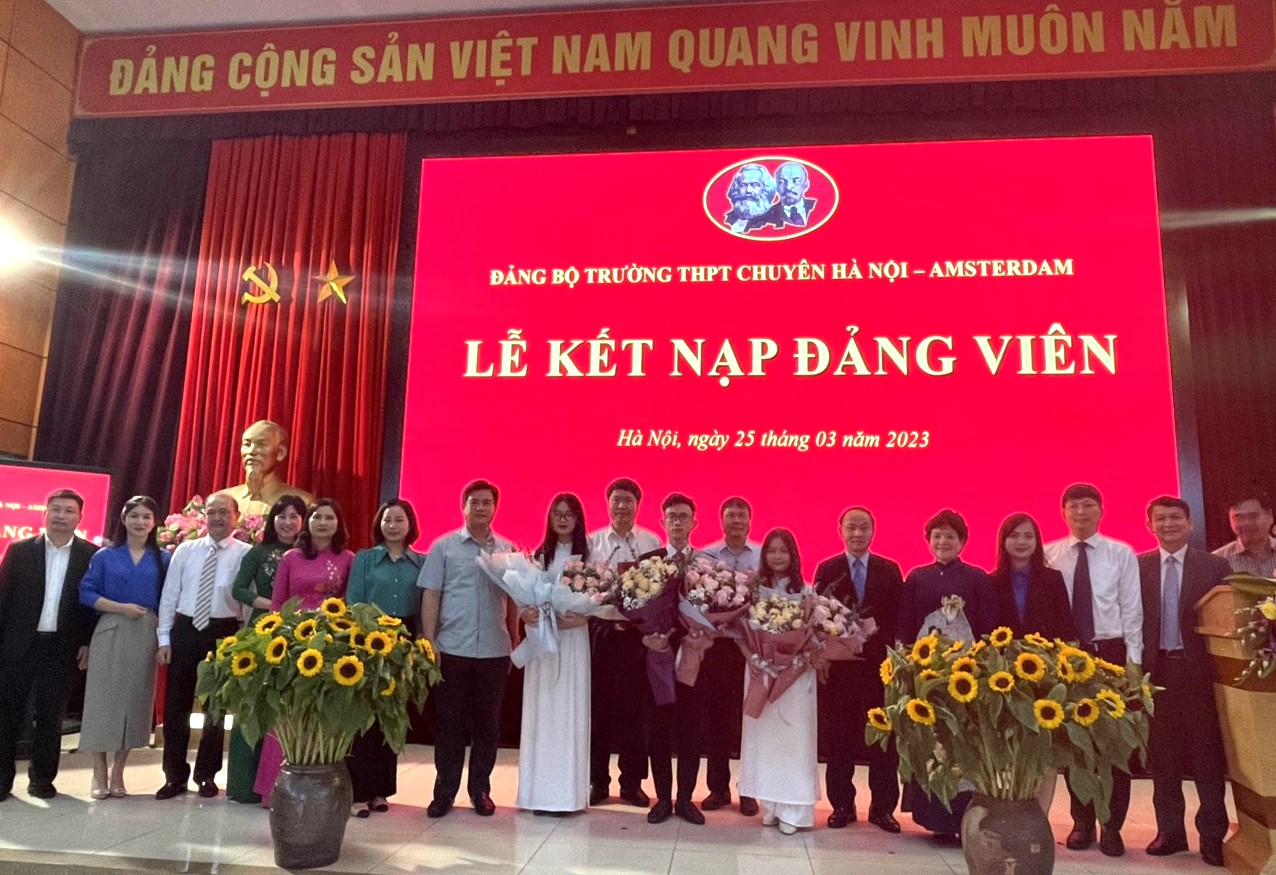 Thêm hai học sinh trường THPT chuyên Hà Nội - Amsterdam được kết nạp Đảng