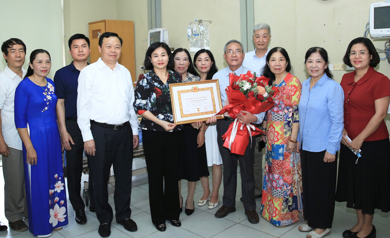 Lãnh đạo thành phố Hà Nội trao Huy hiệu 80 năm tuổi Đảng tặng đảng viên lão thành