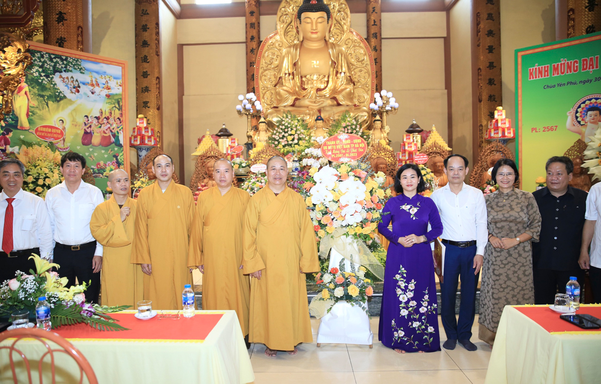 Phó Bí thư Thường trực Thành ủy Hà Nội chúc mừng Đại lễ Phật đản