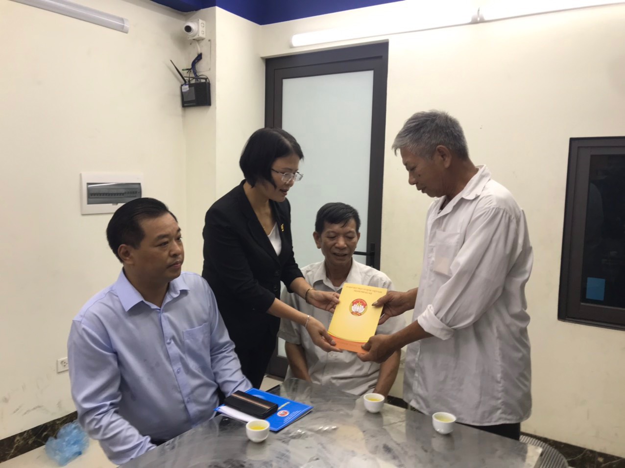 Thăm hỏi, chia sẻ mất mát với gia đình nạn nhân vụ cháy ở huyện Hoài Đức