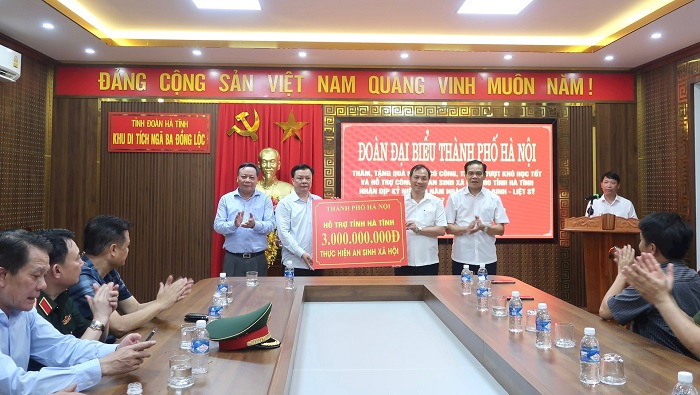 Hà Nội tặng quà, hỗ trợ 4 tỉnh miền Trung hơn 30 tỷ đồng