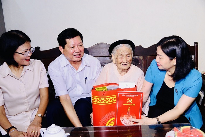 Lãnh đạo thành phố thăm hỏi và tặng quà cho gia đình chính sách, gia đình người có công