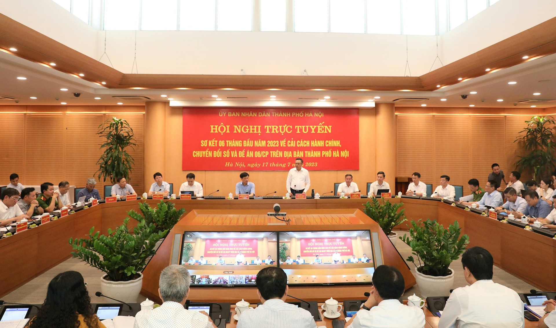 Để người dân ở Hà Nội, khách quốc tế đến Thủ đô ít phải sử dụng giấy tờ nhất