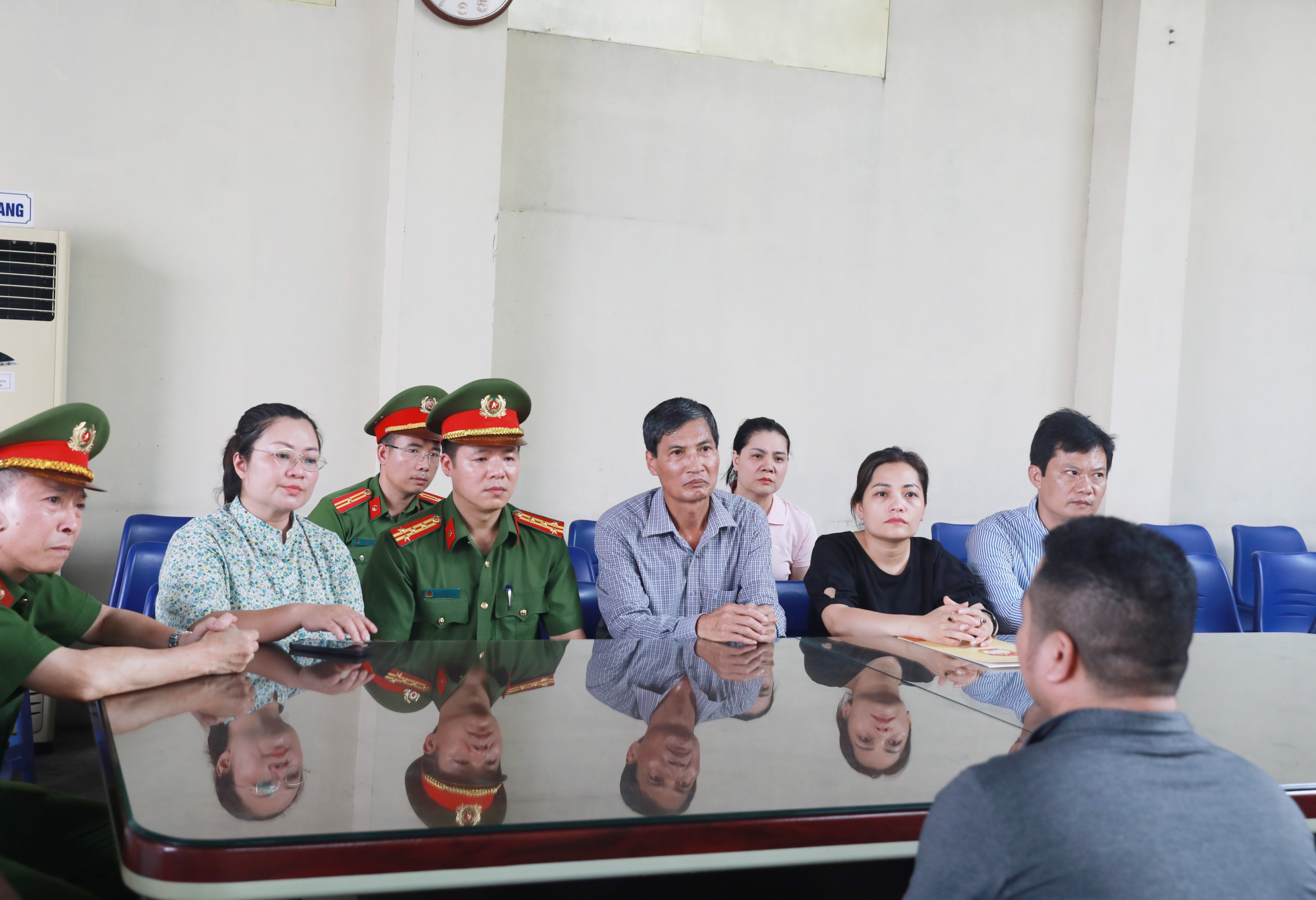 Thăm hỏi, chia sẻ mất mát với gia đình nạn nhân vụ cháy ở quận Đống Đa​​