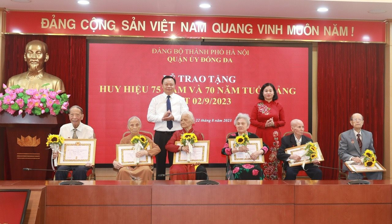 Hà Nội Hơn 9 600 đảng viên được tặng Huy hiệu Đảng dịp 2 9