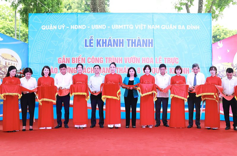 Khánh thành và gắn biển công trình vườn hoa Lê Trực