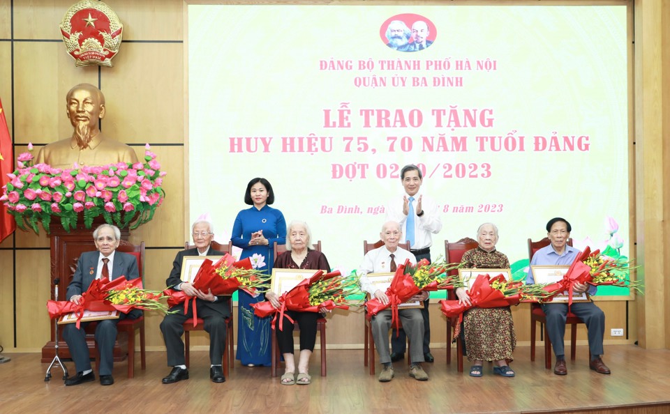 Lãnh đạo TP Hà Nội trao Huy hiệu Đảng cho các đảng viên dịp 2 9