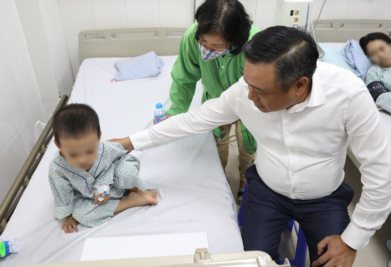 Chủ tịch UBND thành phố Hà Nội thăm nạn nhân vụ cháy chung cư mini ở quận Thanh Xuân