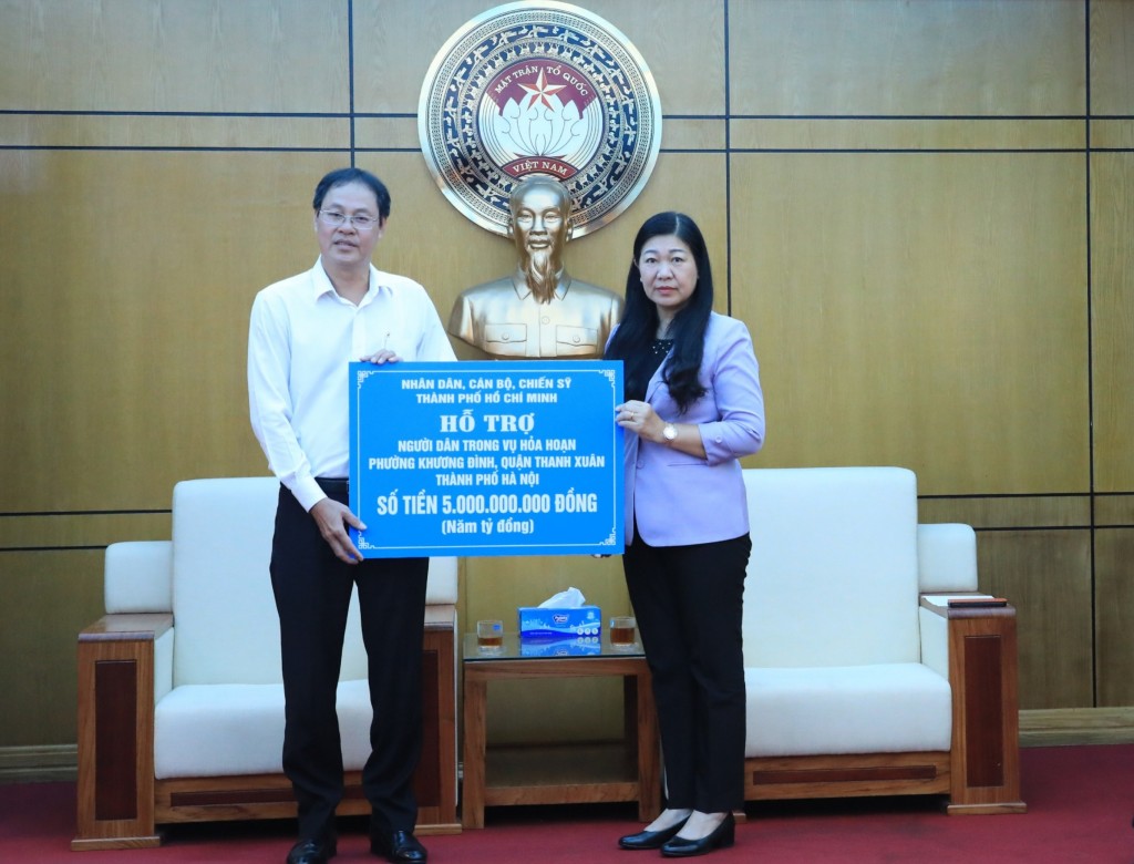 Tiếp nhận 5 tỷ đồng từ Đảng bộ, chính quyền và Nhân dân TP Hồ Chí Minh ủng hộ nạn nhân vụ cháy quận Thanh Xuân
