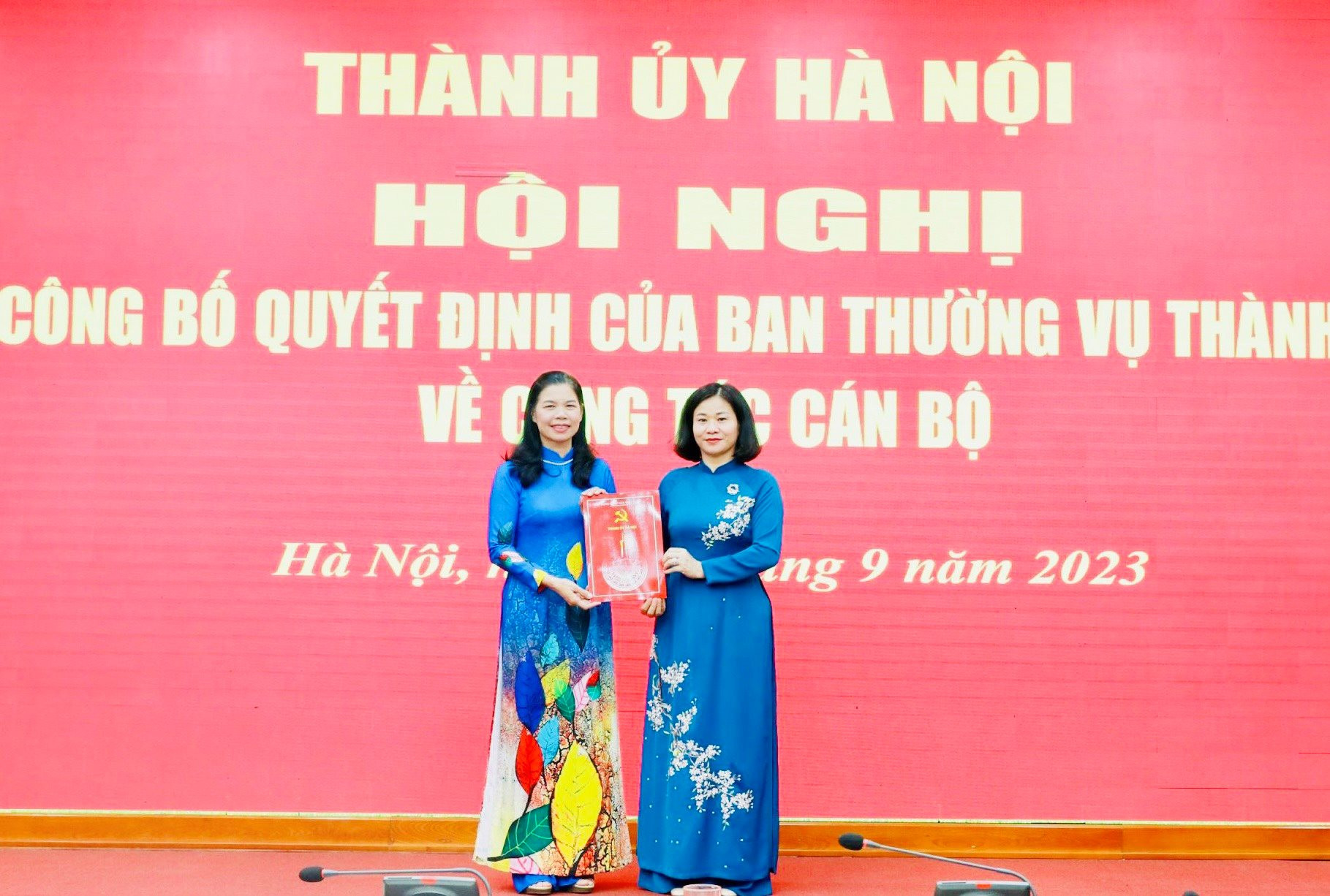 Lãnh đạo thành phố Hà Nội trao quyết định về công tác cán bộ