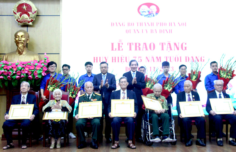 Ba Đình trao Huy hiệu 75 năm tuổi Đảng cho 18 đảng viên lão thành