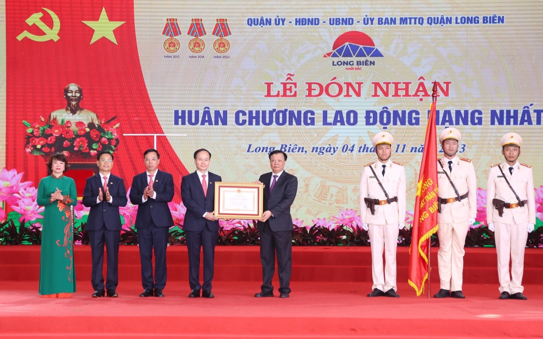 Quận Long Biên đón nhận Huân chương Lao động hạng Nhất lần thứ ba
