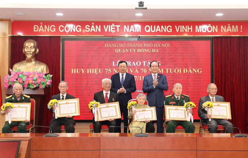 Hà Nội 5 377 đảng viên được vinh dự đón nhận Huy hiệu Đảng