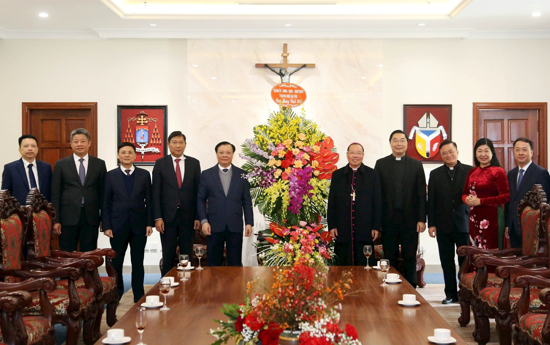 Bí thư Thành ủy Hà Nội Đinh Tiến Dũng thăm, chúc mừng Tòa Tổng Giám mục Hà Nội