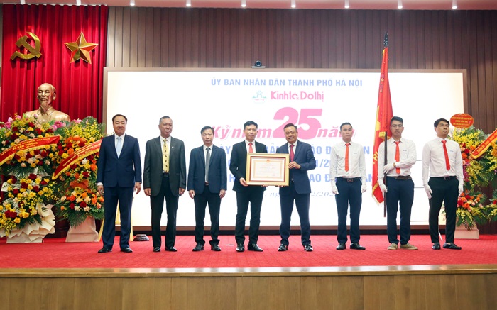 Báo Kinh tế  Đô thị đón nhận Huân chương Lao động hạng Nhất
