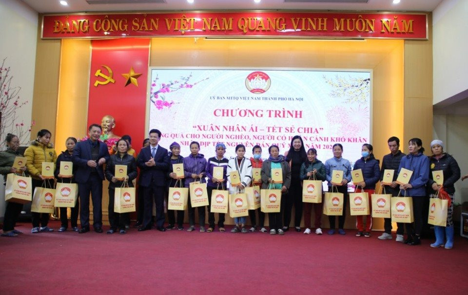Hà Nội Thêm 1,2 tỷ đồng tặng quà Tết Giáp Thìn cho hộ nghèo, hộ hoàn cảnh khó khăn