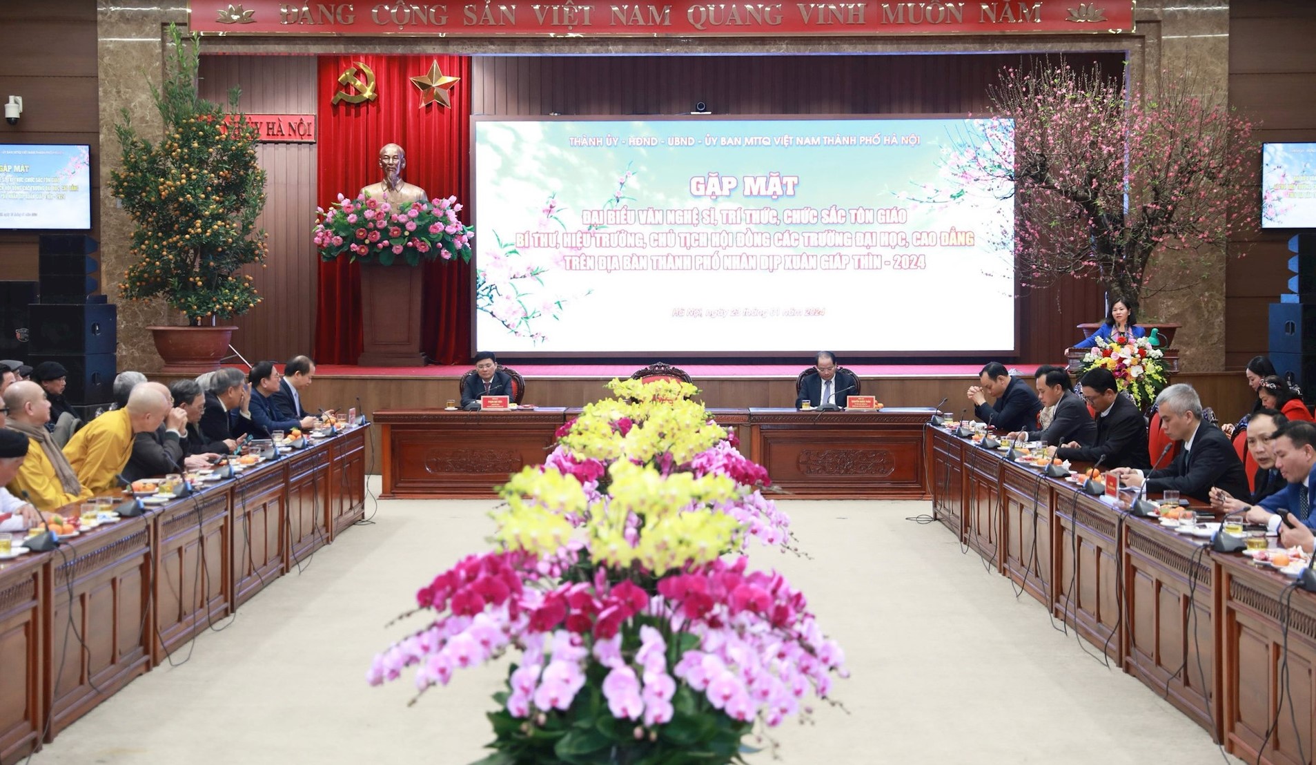 Thành phố Hà Nội gặp mặt văn nghệ sĩ, trí thức, chức sắc tôn giáo