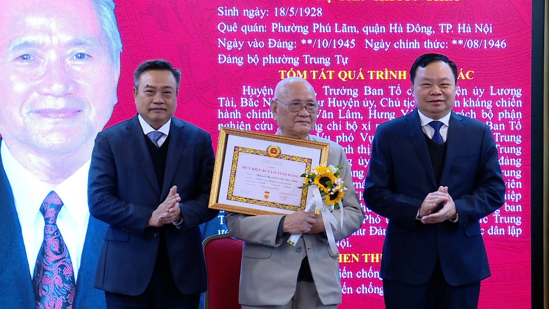 Chủ tịch TP trao Huy hiệu 80 tuổi Đảng cho lão thành cách mạng