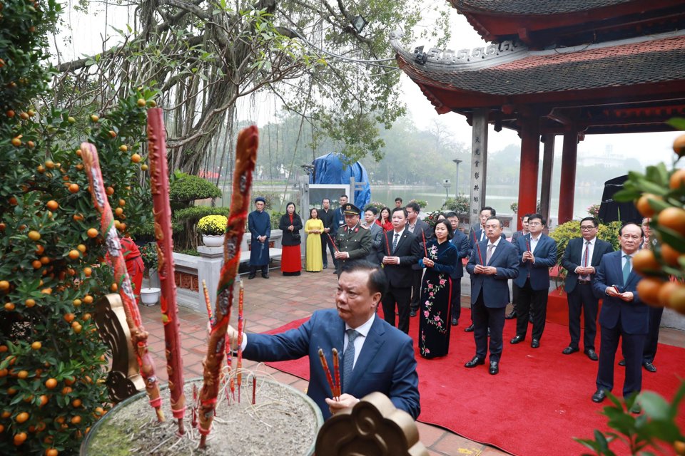 Đoàn đại biểu Thành phố Hà Nội dâng hương tưởng nhớ các vị liệt tổ, liệt tông