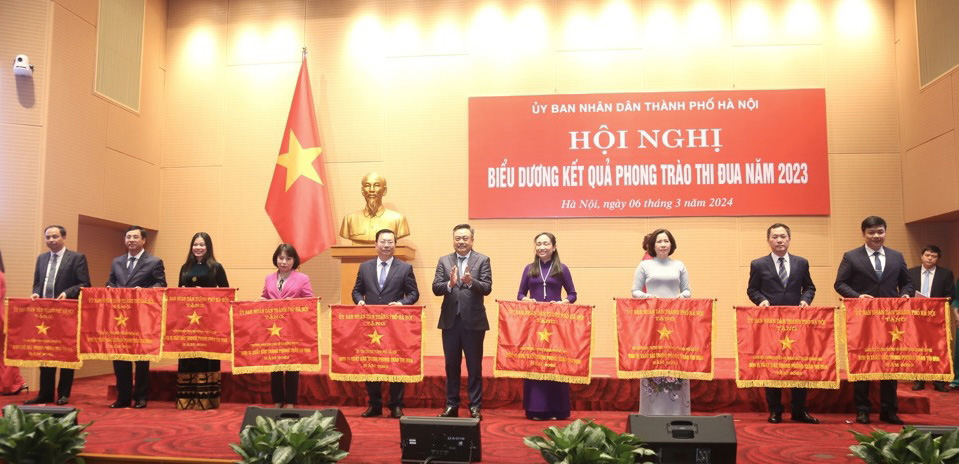 Tổ chức các phong trào thi đua ăn sâu, lan rộng trong tầng lớp nhân dân