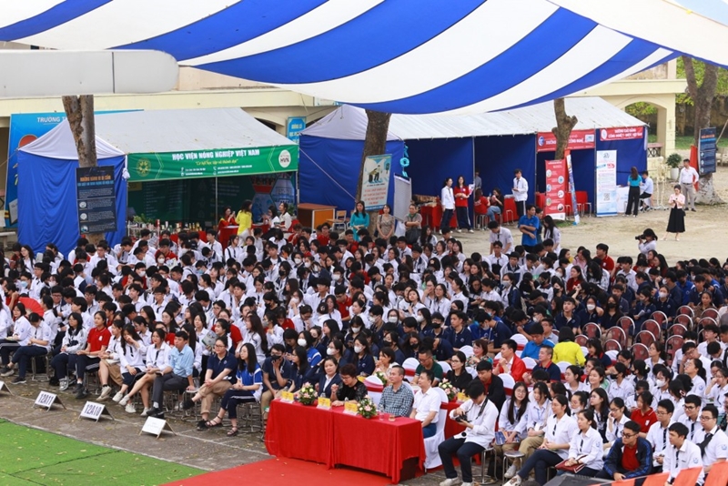 Hơn 1 000 học sinh được tư vấn hướng nghiệp trong lĩnh vực khoa học công nghệ