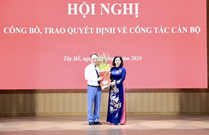 Phó Bí thư Thường trực Thành ủy Hà Nội Nguyễn Thị Tuyến trao quyết định cán bộ tại quận Tây Hồ