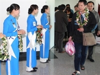 Hanoi welcomes first 300 foreign tourists in 2010