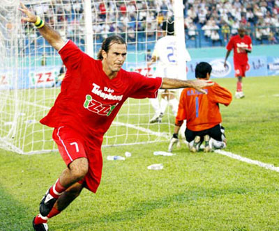 黄Kesley Alves获得“2009年越南金鞋”称号