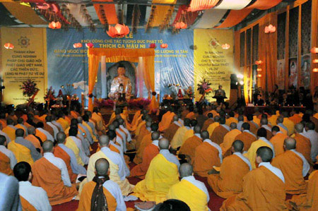 用世界最大的碧玉来制作释迦牟尼佛像