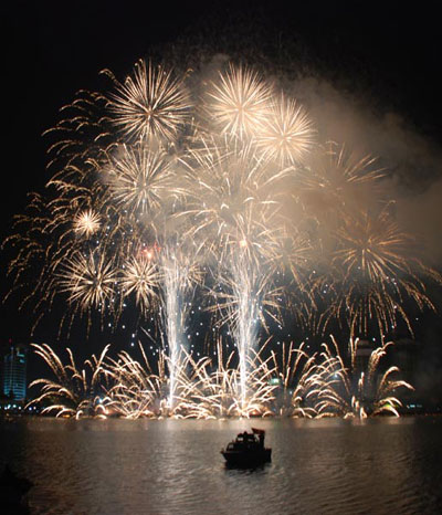 岘港市烟花比赛为2010年国家7大盛会之一