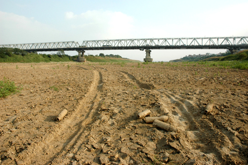 Sông Hồng hạn hán kéo dài
