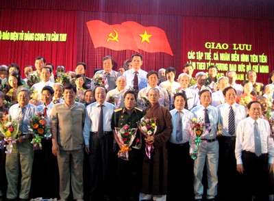 Đồng chí Tô Huy Rứa Nhân rộng hơn nữa những điển hình tiên tiến học tập và làm theo tấm gương đạo đức Hồ Chí Minh