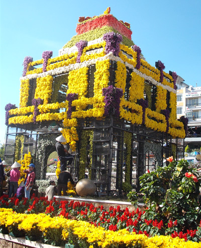 Giant flower picture sets Vietnamese record at Da Lat festival