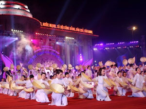 为庆祝河内市党部代表大会圆满结束举行艺术晚会