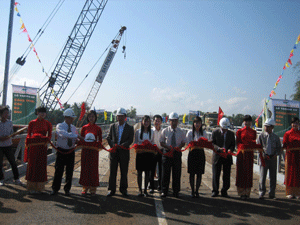Khu Quản lý đường Bộ V thông xe cầu tạm Bà Rén