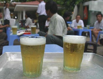 Hanoi draught beer in American’s eyes