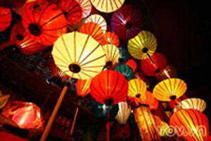 会安市举行灯笼会