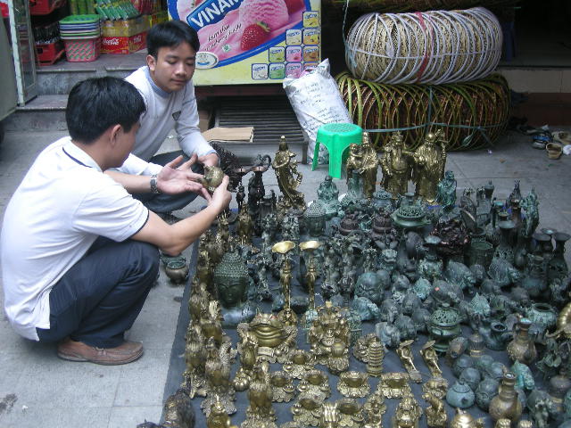 Phiên chợ đồ cũ và đồ cổ ở Hà Nội