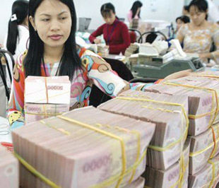 Lãi suất liên ngân hàng bằng VND tăng, USD giảm