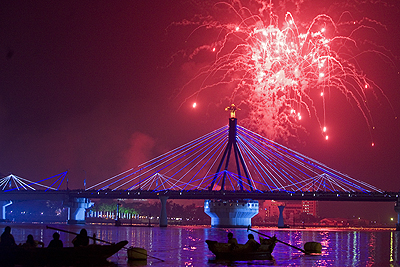 Numerous tourists book tours for Danang International Fireworks