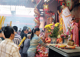 Devotees flock to pagodas for Lunar New Year blessings