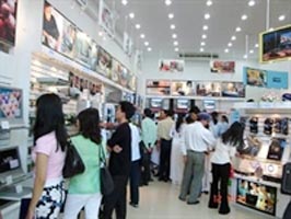 Electronics superstores attract consumers during Tet