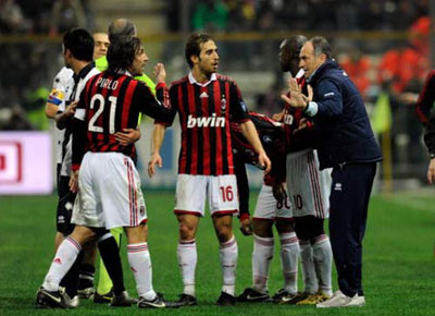 意甲：惨遭绝杀皮尔洛被罚下 米兰0-1落败跌至第3