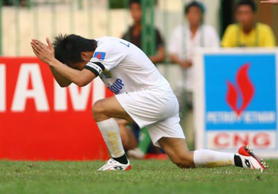 前锋黎功荣被禁赛6场并罚款1千万越盾