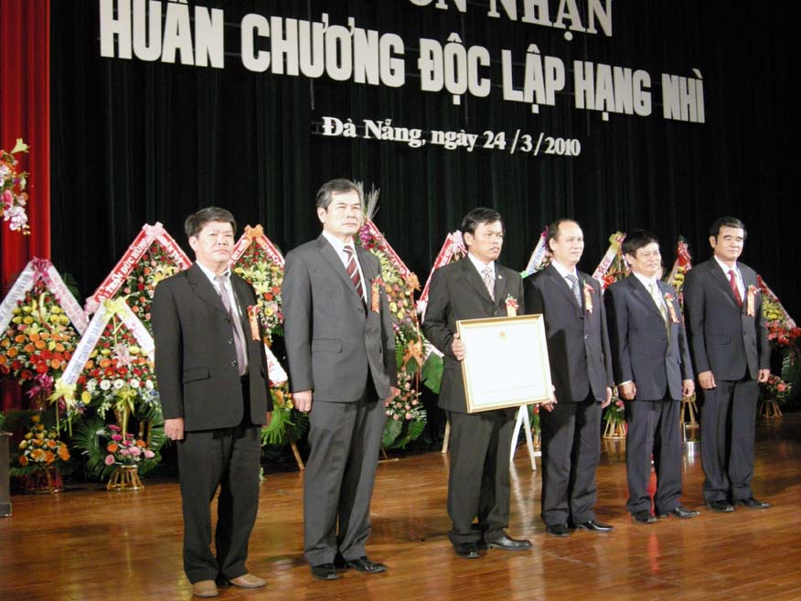Cảng Đà Nẵng đón nhận Huân chương Độc lập hạng Nhì